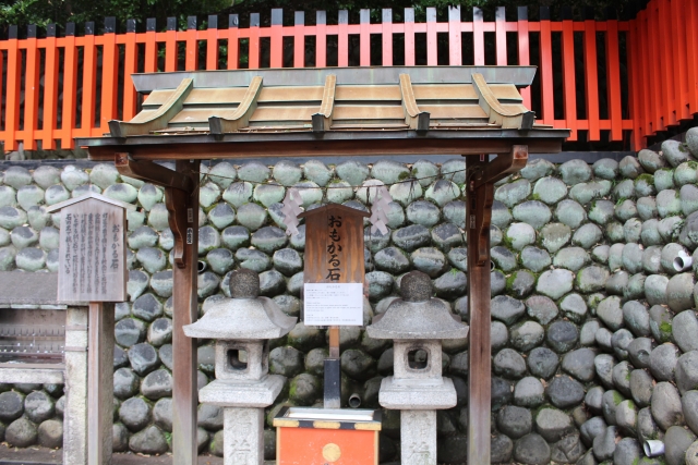 Fushimi Inari Shrin　Omokaru Stone